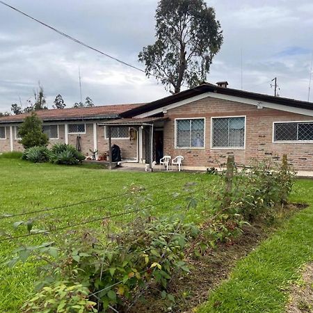 Quito Eco Lodge Airport - B&B Tababela Esterno foto